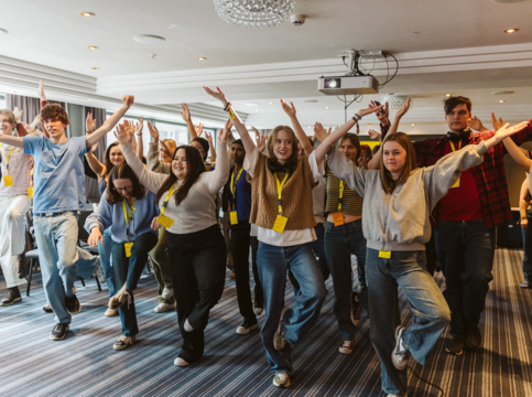 Ungdommer danser på ungdomssamling 2023